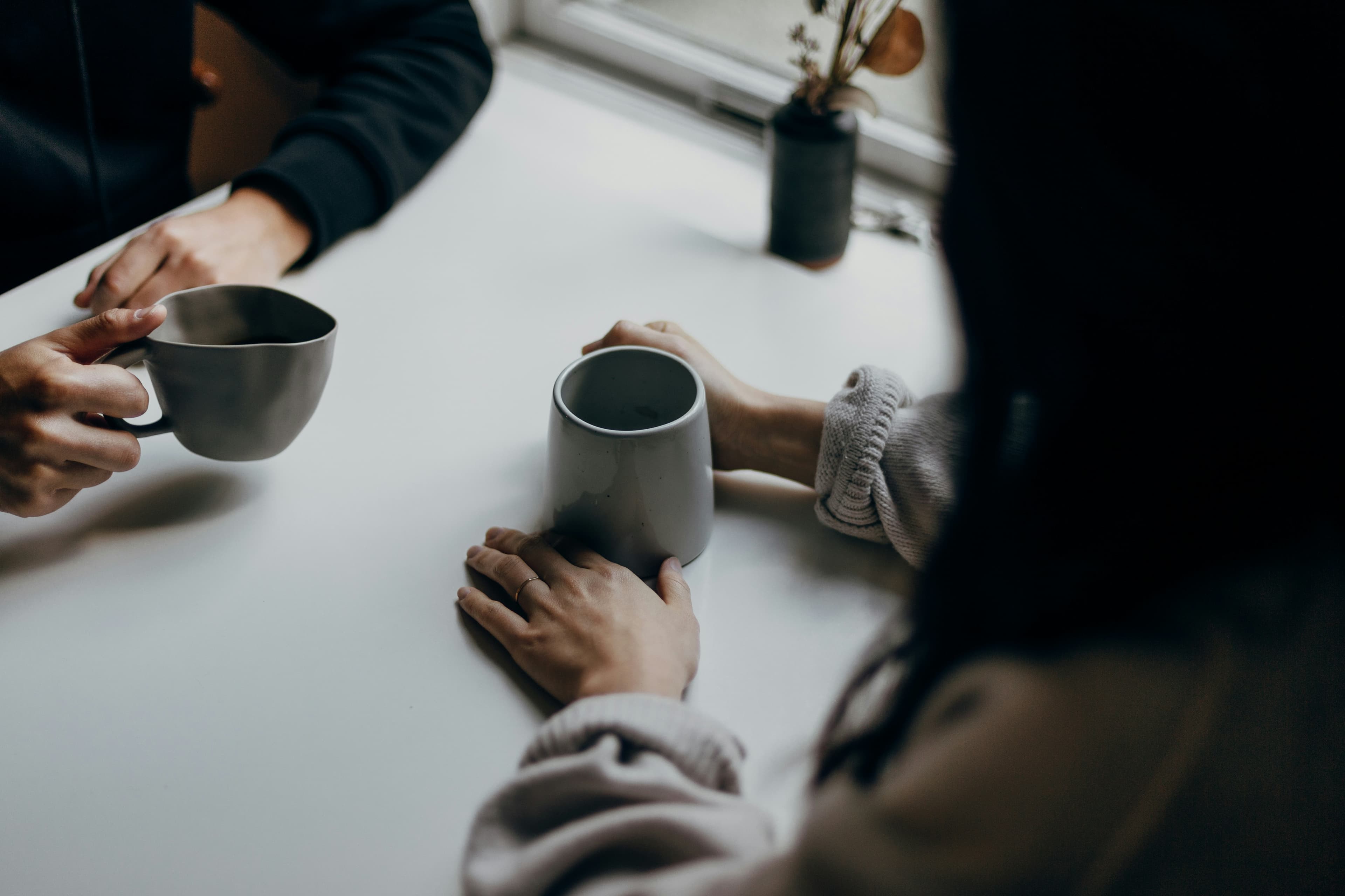 二人がコーヒーを挟んで対話する手元